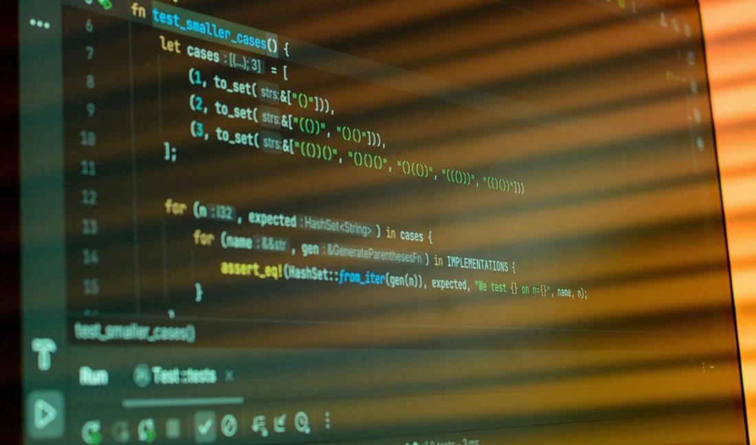 ノートPCの画面に表示されたソースコードの一部